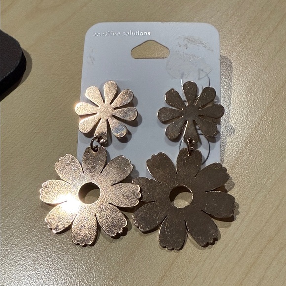 Jewelry - Gold Floral Earrings